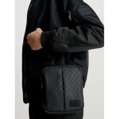 Calvin Klein Rubberized Conv Repo Black Uv Mono -Diverse Tassen image 11252