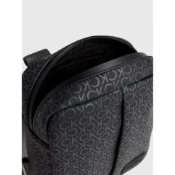 Calvin Klein Rubberized Conv Repo Black Uv Mono -Diverse Tassen image 11255