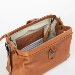 Aunts & Uncles Grandma's Luxery Club Mrs. Eclair Shoulderbag Caramel 16 Aunts & Uncles Grandma's Luxery Club Mrs. Eclair Shoulderbag Caramel -Diverse Tassen image 11320